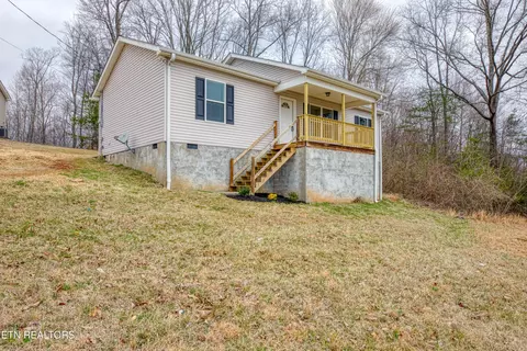 162 Volunteer Ln, Clinton, TN 37716
