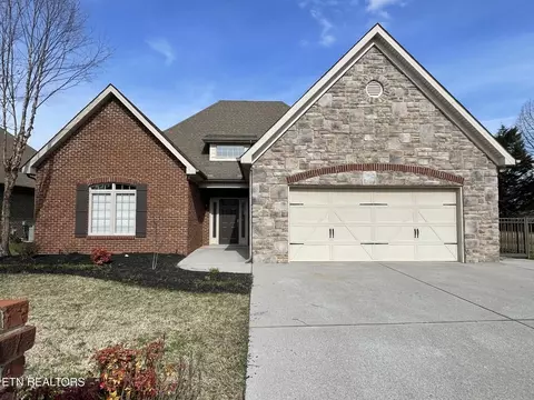 575 Chimney Rock Dr, Lenoir City, TN 37771