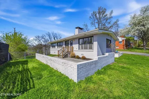 2807 Thomas Dr, Maryville, TN 37804