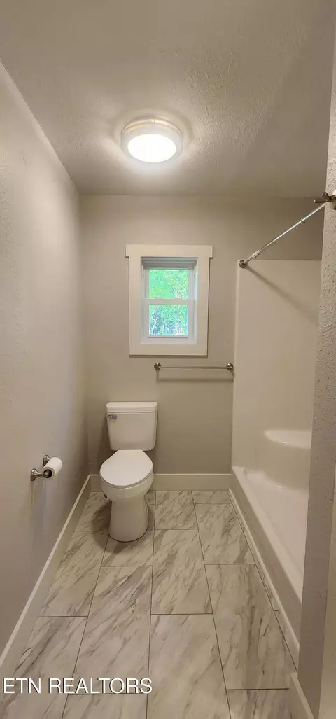 Bath - 287 Shady Ln, Oneida, TN 37841 photo 2 of 4