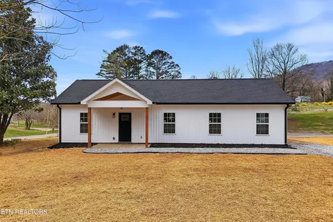 211 Morris St, Harriman, TN 37748