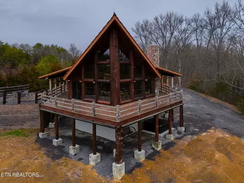 1410 Swannsylvania Rd, Dandridge, TN 37725