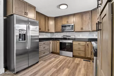 Kitchen - 1050 Briar Ct, Talbott, TN 37877 photo 3 of 4