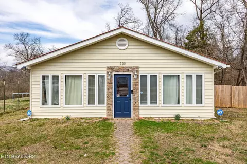 225 Capps Ln, Harriman, TN 37748