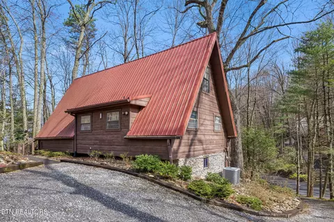 1235 N Baden Dr, Gatlinburg, TN 37738