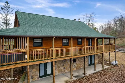 1104 Oak Ct, Gatlinburg, TN 37738