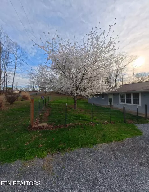 1052 Sunset Cir, Newport, TN 37821
