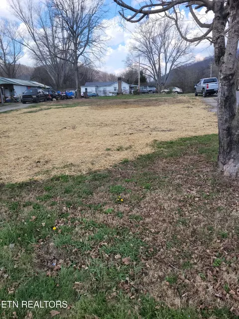 413 E Hemlock St, La Follette, TN 37766