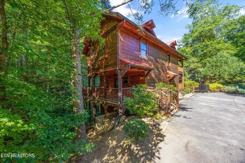 1827 Elk Springs Way, Gatlinburg, TN 37738