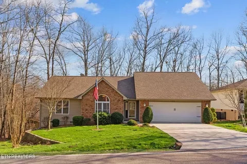 135 Anglewood Dr, Crossville, TN 38558