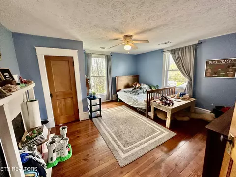 Bedroom - 1886 Dr Thomas Walker Rd, Ewing, VA 24248 photo 2 of 3