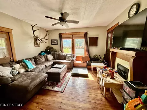 Living - 1886 Dr Thomas Walker Rd, Ewing, VA 24248 photo 2 of 3