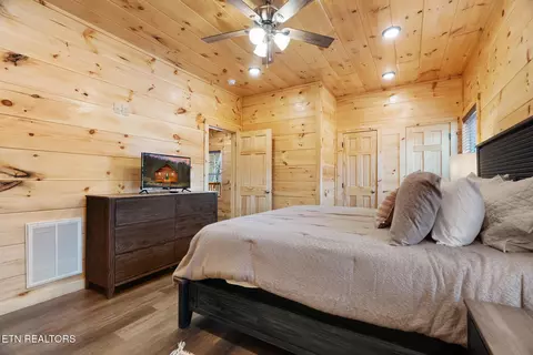 Bedroom - 804 String Run Way, Pigeon Forge, TN 37863 photo 4 of 4