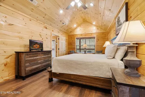 Bedroom - 804 String Run Way, Pigeon Forge, TN 37863 photo 2 of 4