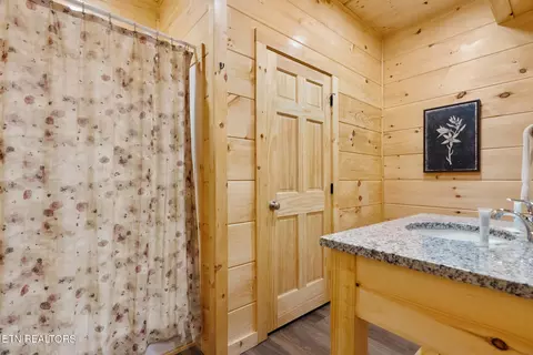 Bath - 804 String Run Way, Pigeon Forge, TN 37863 photo 4 of 5