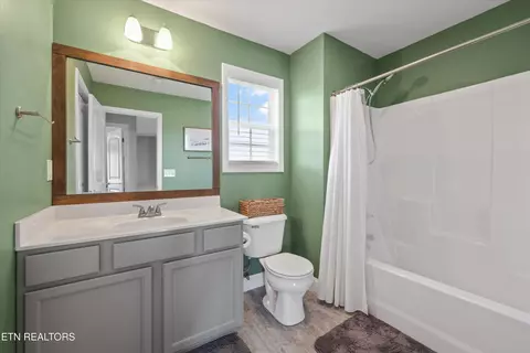 Bath - 1145 Cloud View Dr, Powell, TN 37849 photo 4 of 4