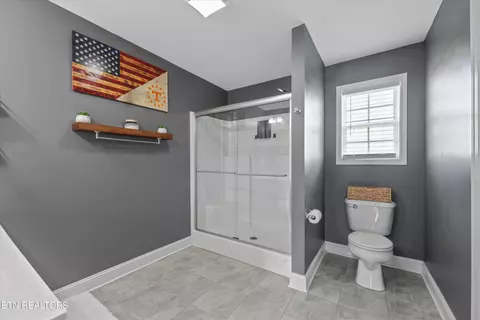 Bath - 1145 Cloud View Dr, Powell, TN 37849 photo 2 of 4