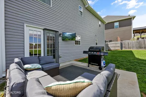 Exterior - 1145 Cloud View Dr, Powell, TN 37849 photo 8 of 11