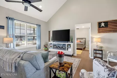 Living - 1663 Parker Rd, Sparta, TN 38583 photo 2 of 3