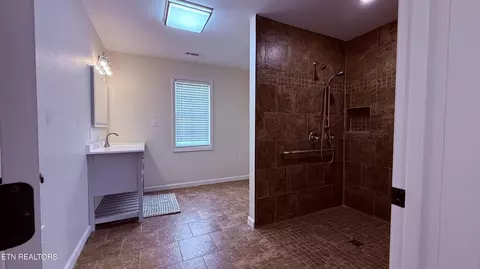 Bath - 724 W 3rd Ave, Oneida, TN 37841 photo 2 of 3