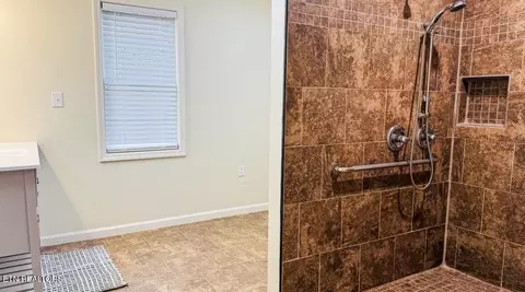 Bath - 724 W 3rd Ave, Oneida, TN 37841 photo 2 of 5