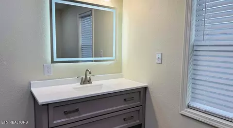 Bath - 724 W 3rd Ave, Oneida, TN 37841 photo 1 of 3