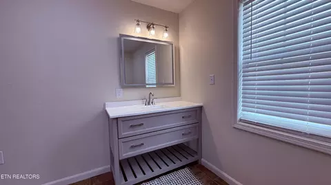 Bath - 724 W 3rd Ave, Oneida, TN 37841 photo 3 of 3