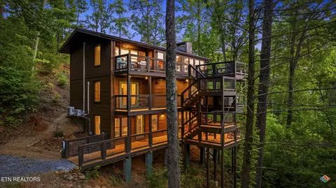 1135 Shady Grove Ln, Gatlinburg, TN 37738