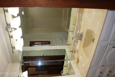 Bath - 1256 Pratt Rd, Talbott, TN 37877 photo 6 of 8