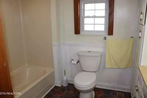 Bath - 1256 Pratt Rd, Talbott, TN 37877 photo 4 of 8