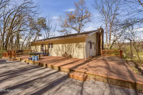 1103 Forest Hill Dr, Harriman, TN 37748