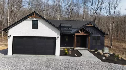 908 Evelyn Private Dr, Huntsville, TN 37756