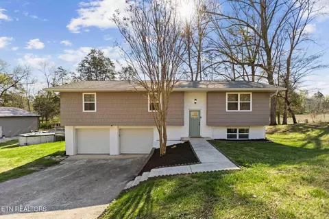 216 Greenwood Dr, Harriman, TN 37748