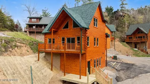 2104 Valley Creek Way, Pigeon Forge, TN 37862