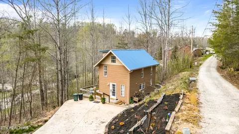 517 Easter Ln, La Follette, TN 37766