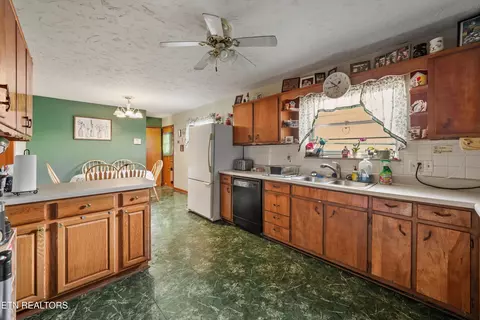 Kitchen - 960 Talbott-kansas Rd, Talbott, TN 37877 photo 2 of 5