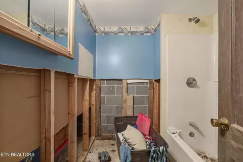 Bath - 960 Talbott-kansas Rd, Talbott, TN 37877 photo 3 of 3