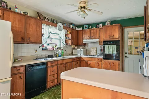 Kitchen - 960 Talbott-kansas Rd, Talbott, TN 37877 photo 4 of 5