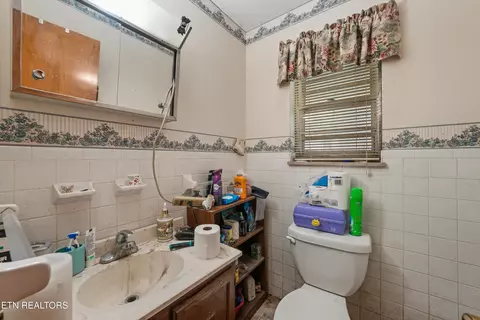 Bath - 960 Talbott-kansas Rd, Talbott, TN 37877 photo 2 of 3