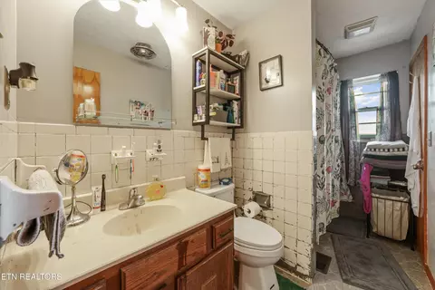 Bath - 960 Talbott-kansas Rd, Talbott, TN 37877 photo 1 of 3