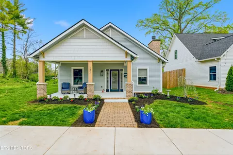 121 Leonard Pl, Knoxville, TN 37917