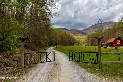 1534 Cove Ln, Oliver Springs, TN 37840