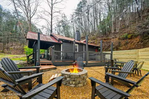 1129 S Spring Hollow Rd, Sevierville, TN 37876