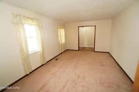Living - 633 Shaver Dr, Talbott, TN 37877 photo 4 of 7