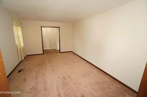 Living - 633 Shaver Dr, Talbott, TN 37877 photo 5 of 7