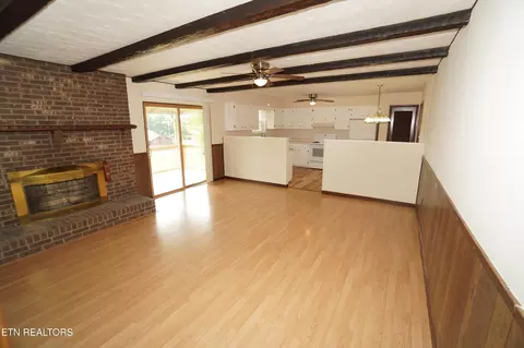 Living - 633 Shaver Dr, Talbott, TN 37877 photo 2 of 7