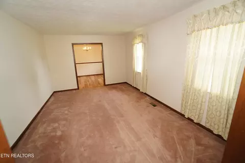 Living - 633 Shaver Dr, Talbott, TN 37877 photo 6 of 7
