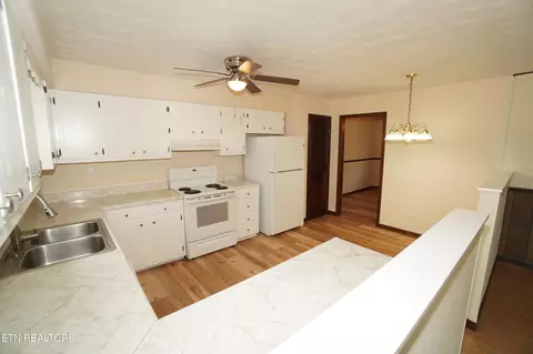 Kitchen - 633 Shaver Dr, Talbott, TN 37877 photo 3 of 4