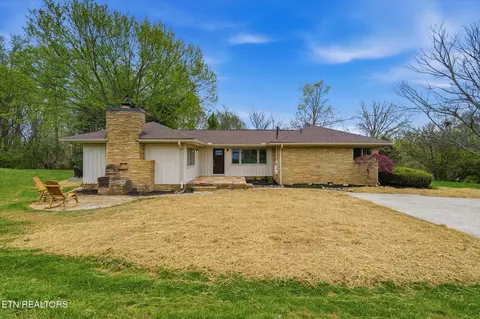 1327 N Briscoe Cir, Knoxville, TN 37912
