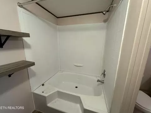 Bath - 5752 Buell St, Talbott, TN 37877 photo 2 of 3
